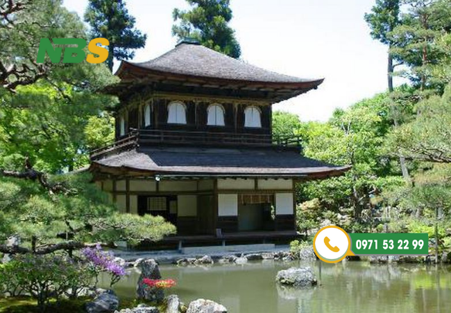 Nhà vườn Nhật Bản truyền thống với hồ Koi lớn trước nhà